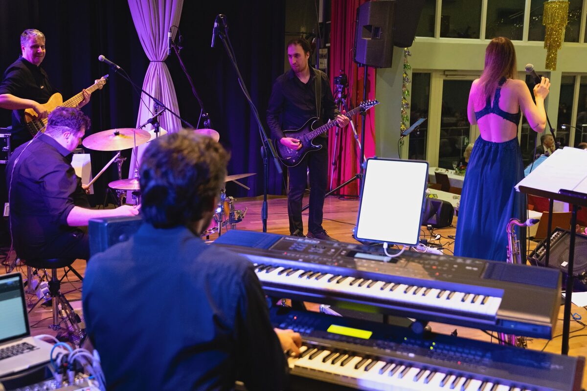 Iris' Coffeeshop live in voller Bandbesetzung bei einer Gala