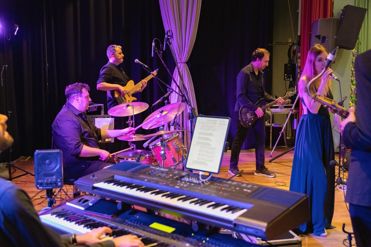 Iris' Coffeeshop live in voller Bandbesetzung bei einer Weihnachtsfeier