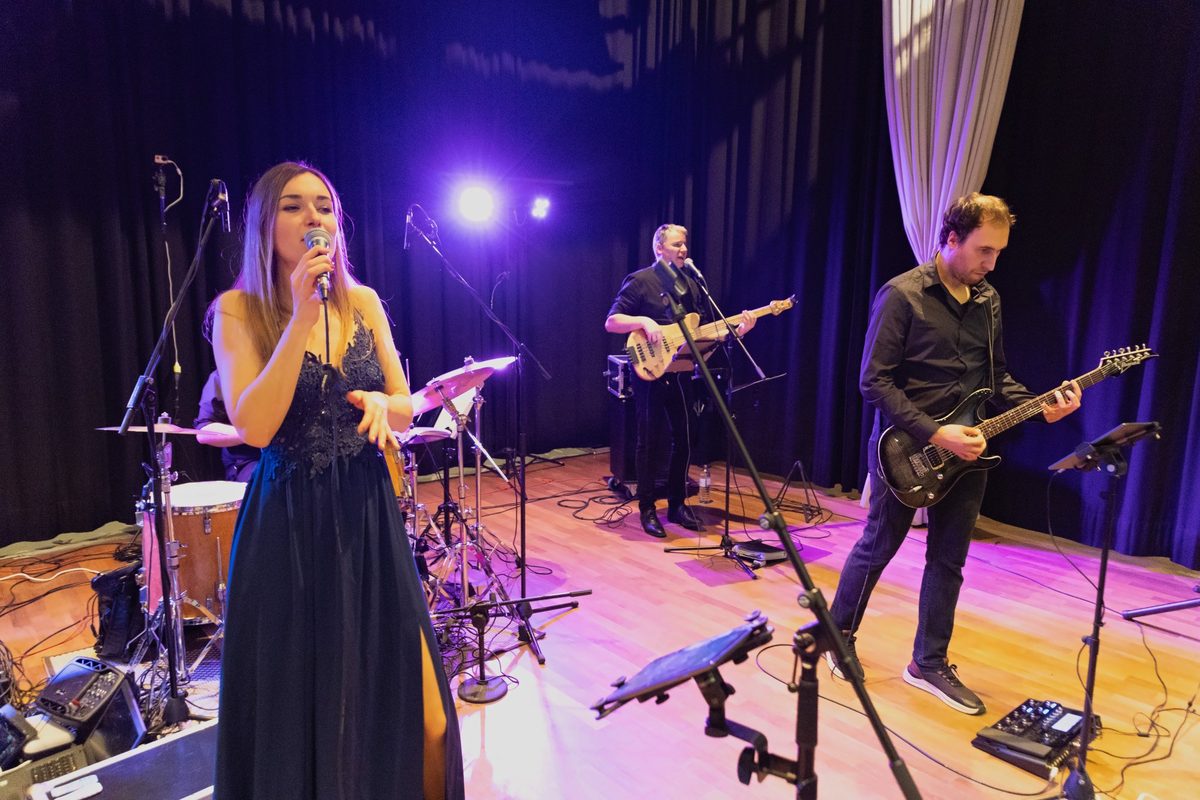 Iris' Coffeeshop live in voller Bandbesetzung auf der Bühne bei einer Hochzeitsparty in Graz