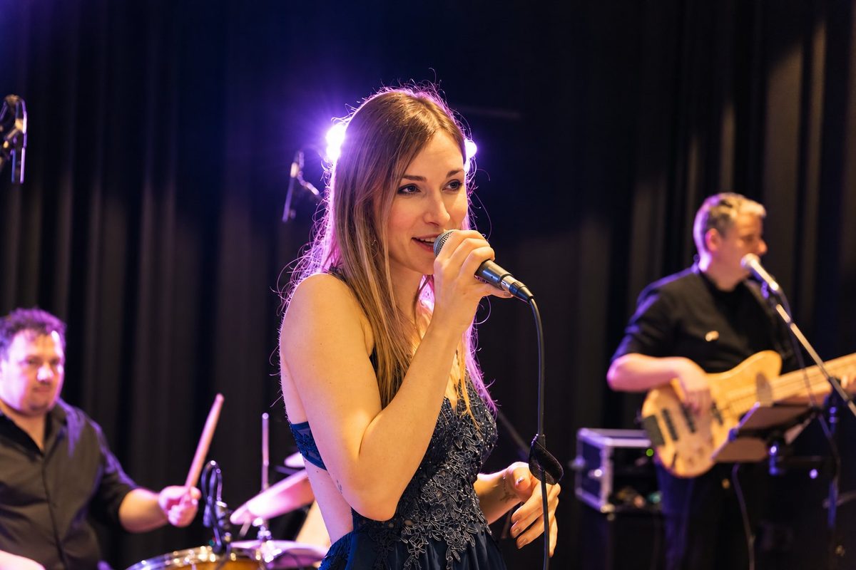 Iris an der Stimme, im Hintergrund Schlagzeug und Bass – Live-Musik beim Sektempfang in Graz