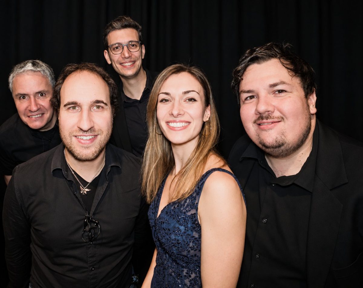 Die fünf Musiker:innen von Iris' Coffeeshop – Live-Musik zum Sektempfang in Kärnten