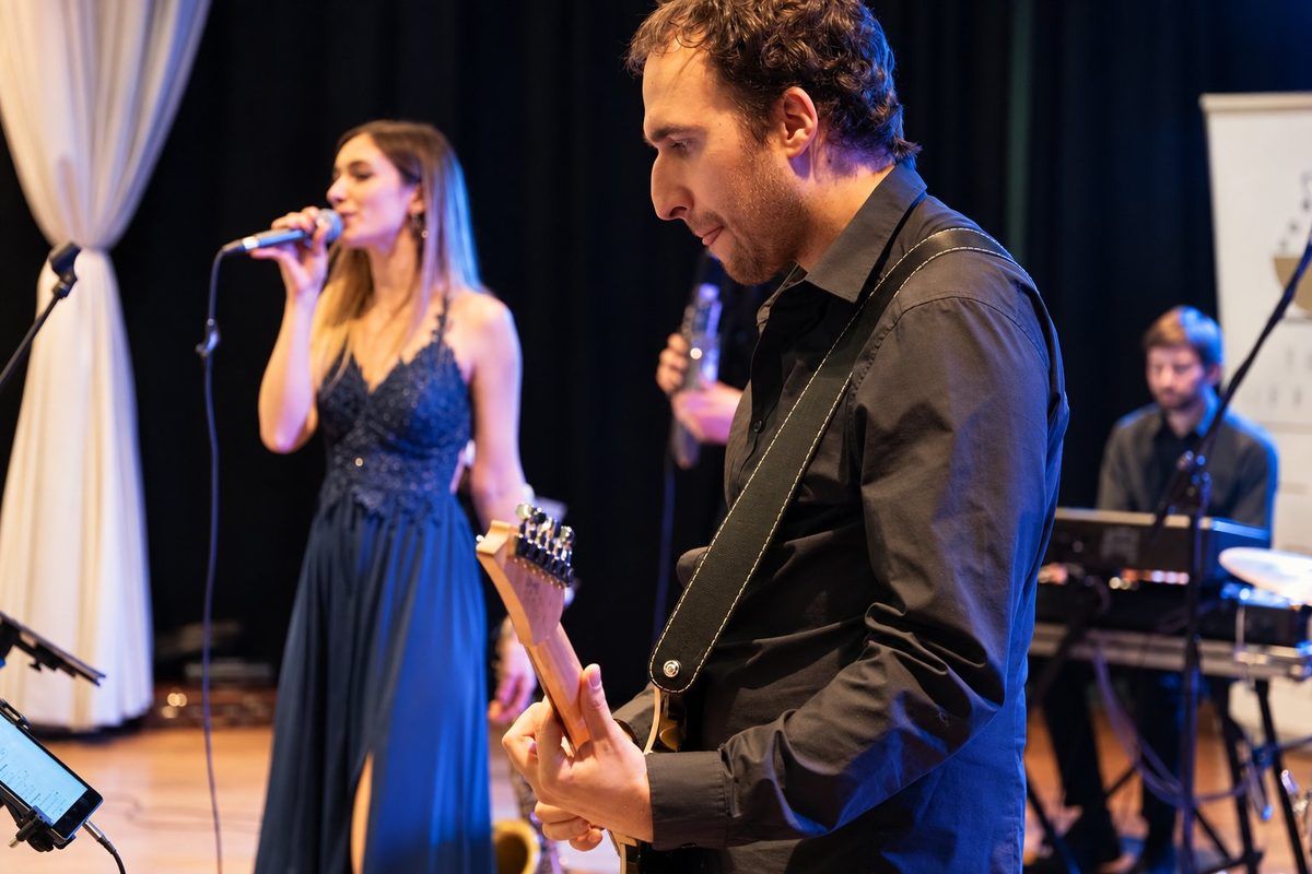 Manfred an der Gitarre, im Hintergrund Gesang und Keyboard – Iris' Coffeeshop live bei einer Hochzeitsparty in Niederösterreich